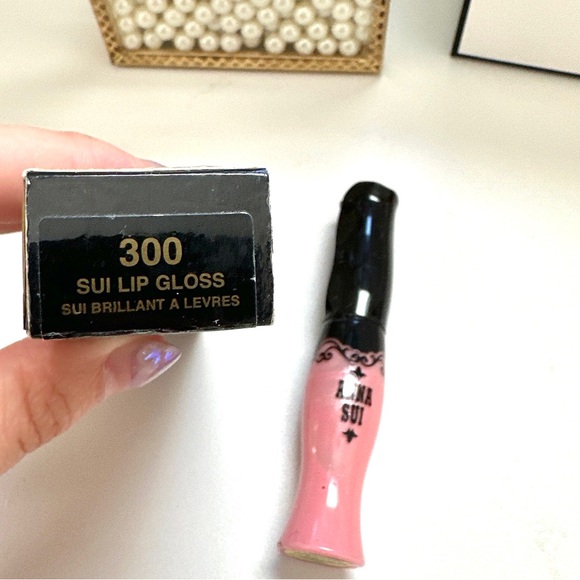 Brand new Anna Sui Lip Gloss - Picture 3 of 3